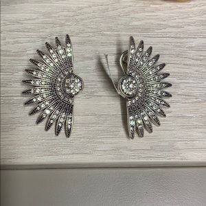 Lulu Frost never worn earrings